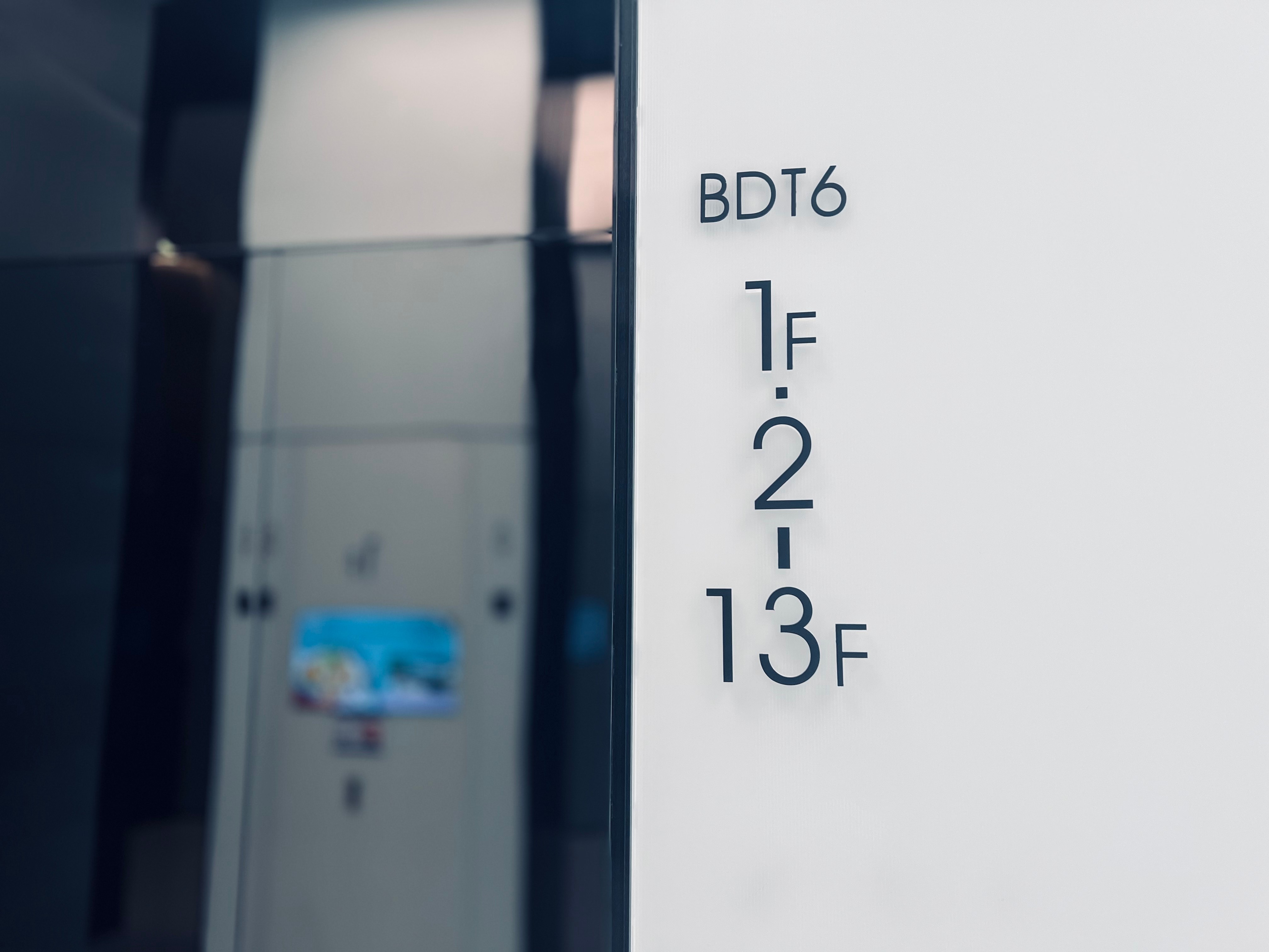 高端現(xiàn)代辦公樓標(biāo)識設(shè)計(jì)如何彰顯溫度與設(shè)計(jì)感？