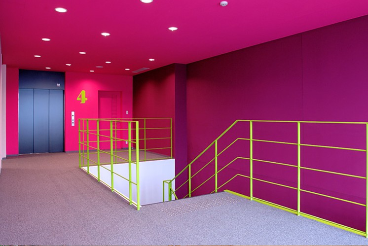 眼花繚亂？導(dǎo)視系統(tǒng)對于明亮色彩的高級運(yùn)用是怎樣的？