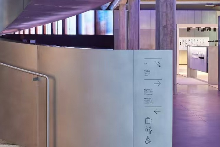 企業(yè)總部導(dǎo)視設(shè)計(jì)：以簡約之筆，繪指引華章