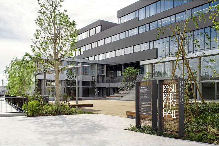 市政廳標(biāo)識設(shè)計(jì)：紫藤與網(wǎng)狀面板的創(chuàng)新融合